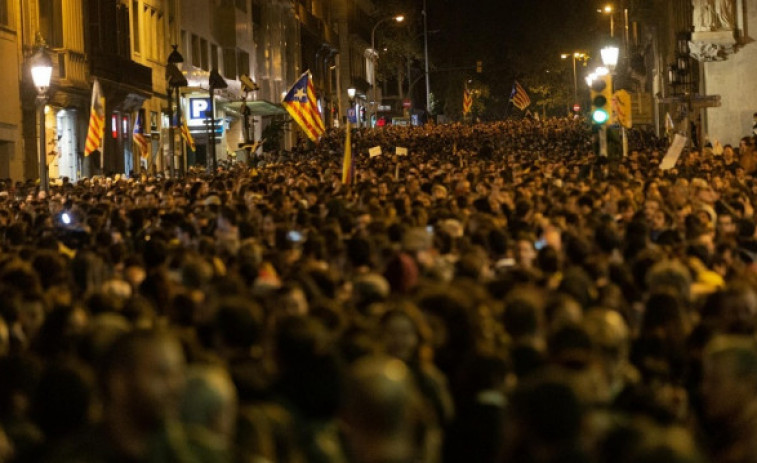 Un mosso herido grave en disturbios en Barcelona, donde se manifestaron unas 350.000 personas