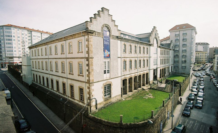 Un caso de meningitis de una profesora ingresada en un hospital de Coruña desata la preocupación en un colegio concertado de Ferrol