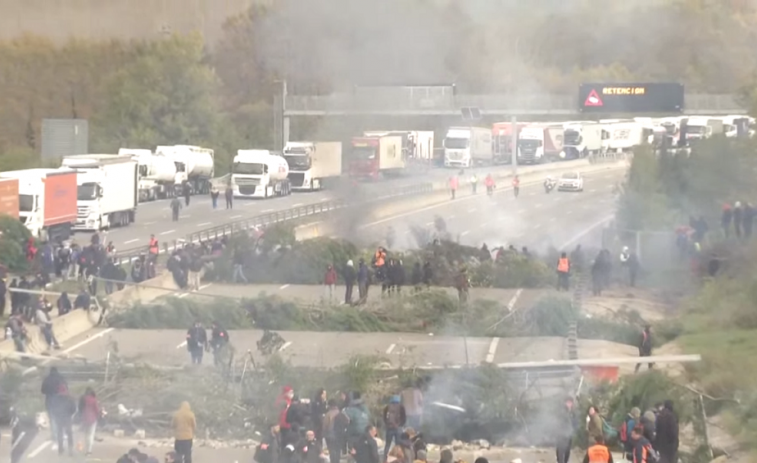 ​Enfrentamiento entre manifestantes y Mossos cuando los desalojaban de las vías cortadas en Girona