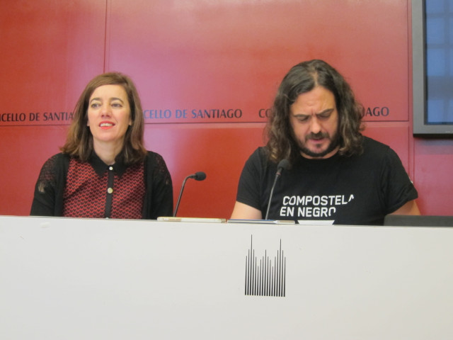 La edil de Compostela Aberta, Marta Lois, y el portavoz de Anova y diputado de Común da Esquerda, Antón Sánchez, en Santiago