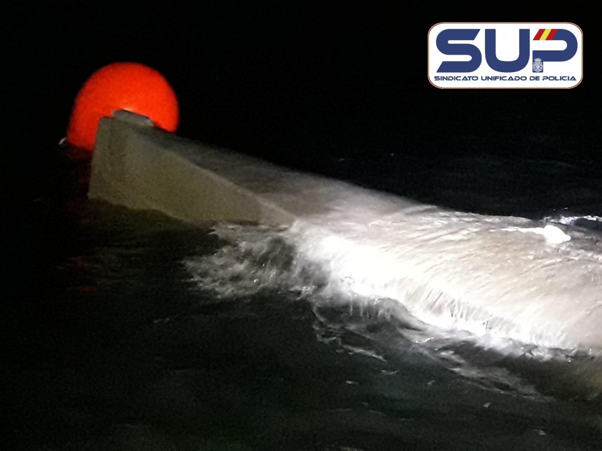 Proa del submarino con cocau00edna hundido en Aldu00e1n durante la bajamar de la noche del domingo en una imagen del SUP