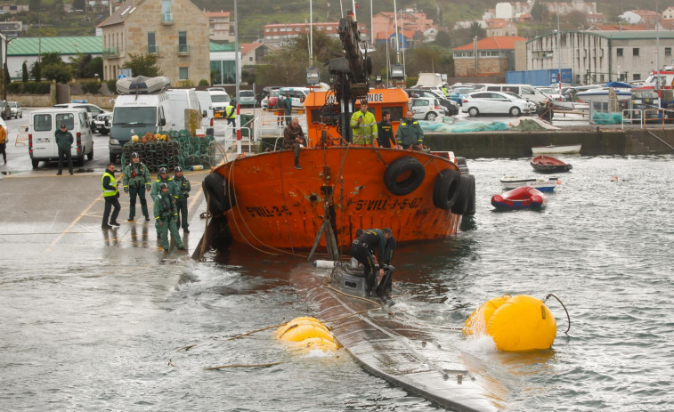 Remolcan al puerto de Aldán el narcosubmarino para proceder a la descarga de la droga