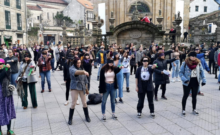 (VÍDEOS) Feministas gallegas ocupan las ciudades al ritmo de 'Un violador en tu camino'