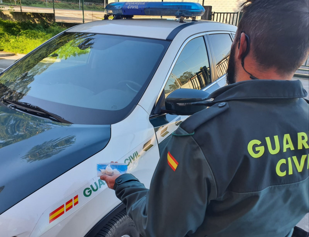 La Guardia Civil ha detenido en A Guarda (Pontevedra) a dos hombres que portaban varias piedras de cocaína