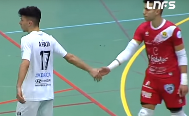 Delantero del Santiago Futsal renuncia a un gol para que atiendan a un rival lesionado (Vídeo)