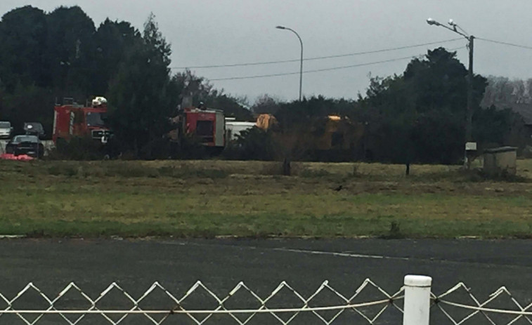Un tractor de grandes dimensiones aparece y desaparece en el aeropuerto de Santiago