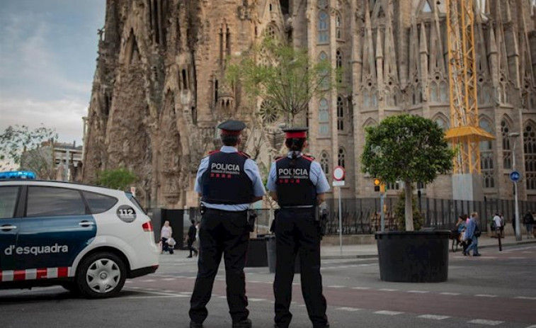 Los Mossos d'Esquadra ganan terreno a la Guardia Civil en Cataluña, que denuncia pérdida de competencias