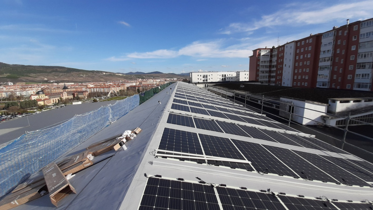 EuropaPress 2567310 Paneles solares fotovoltaicos en el edificio de Seguridad Ciudadana del Ayuntamiento de Pamplona