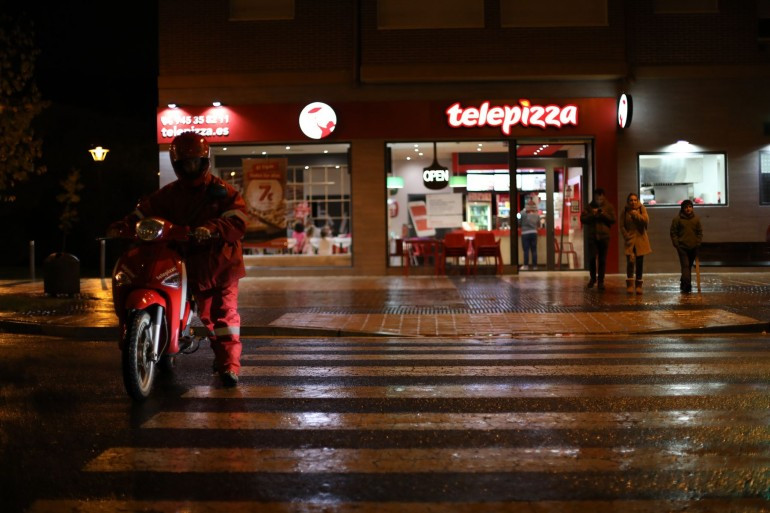 Repartidor de Telepiza en una foto de Kauldi Iriondo publicada por Argia bajo Creative Commons