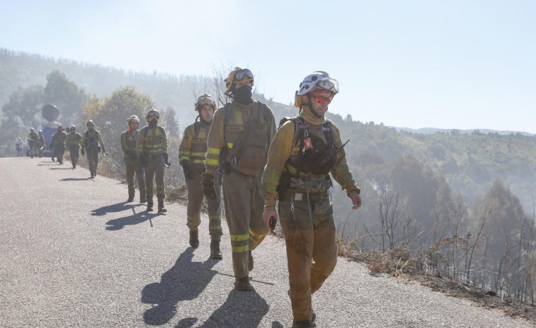Más bajas en la lucha antiincendios: aíslan a 49 trabajadores contra incendios en A Cañiza por un positivo