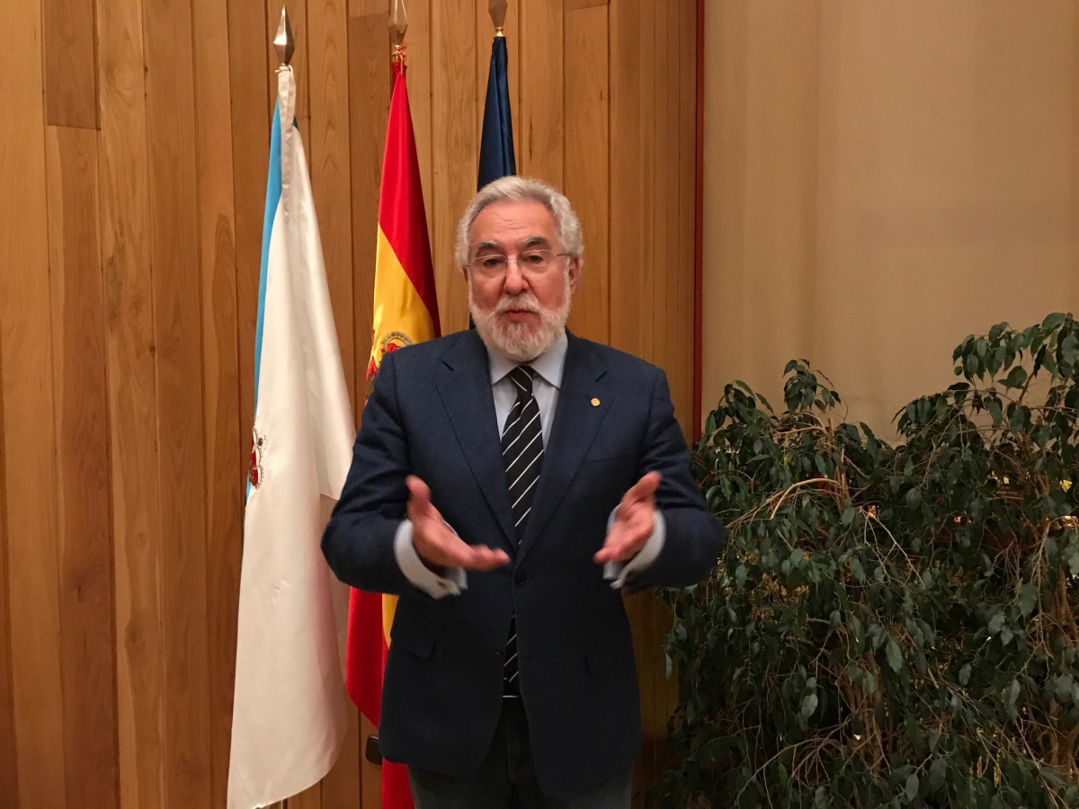 El presidente del Parlamento, Miguel Santalices, con Europa Press