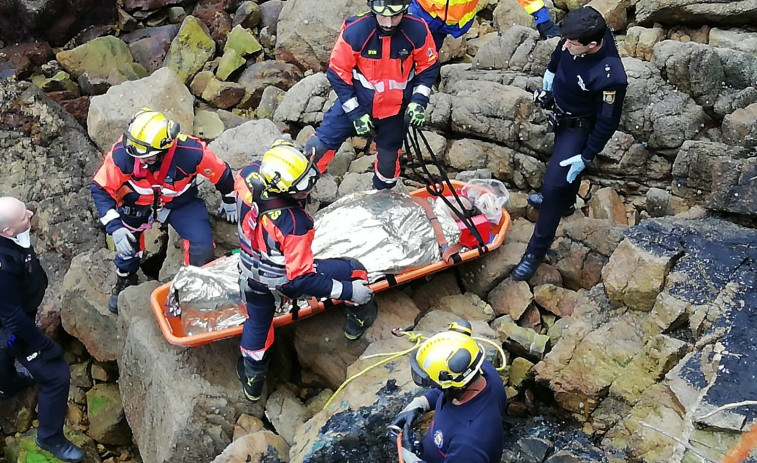 Así fue el complicado rescate a un hombre que se precipitó al mar desde un acantilado en cabo Prior