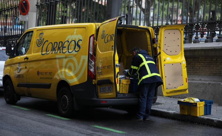 CGT denuncia que Correos ocultó casos positivos en un centro de Santiago; son seis afectados y más de 80 pruebas