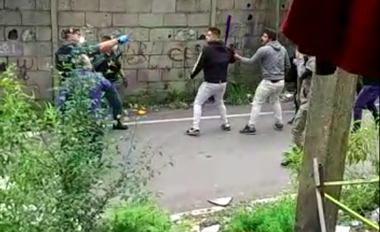 Ataque grupal contra policías (vídeos) en un control de la cuarentena deja dos agentes heridos en O Vao, Poio