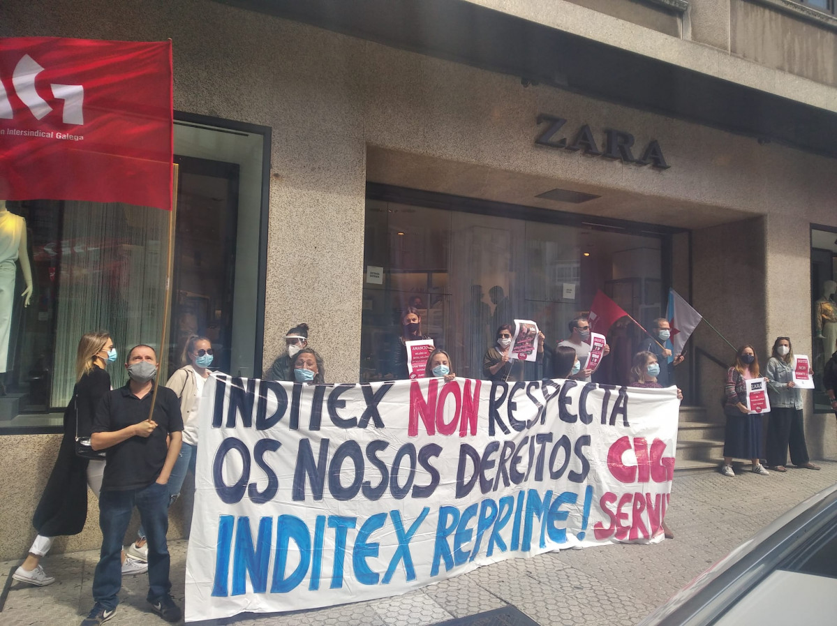 Trabajadoras de Inditex protestan frente a un Zara al hilo de los cambios laborales aplicados tras la crisis del coronavirus en una foto de la CIG