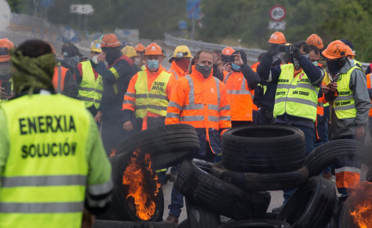 Los trabajadores de Alcoa San Cibrao mantienen su lucha con barricadas en la autovía AG-64