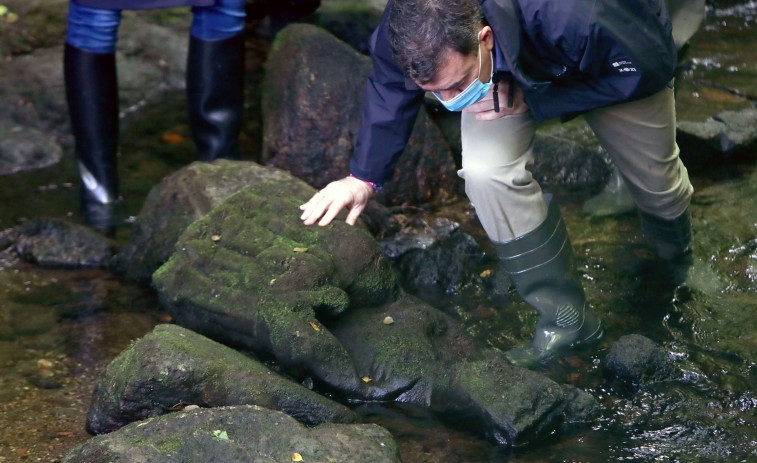 Un pescador descubre una estatua medieval de la Virgen desacralizada y tirada en el río en Santiago