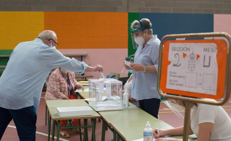 Galicia empieza a votar sin incidencias en la jornada electoral más incierta de su historia