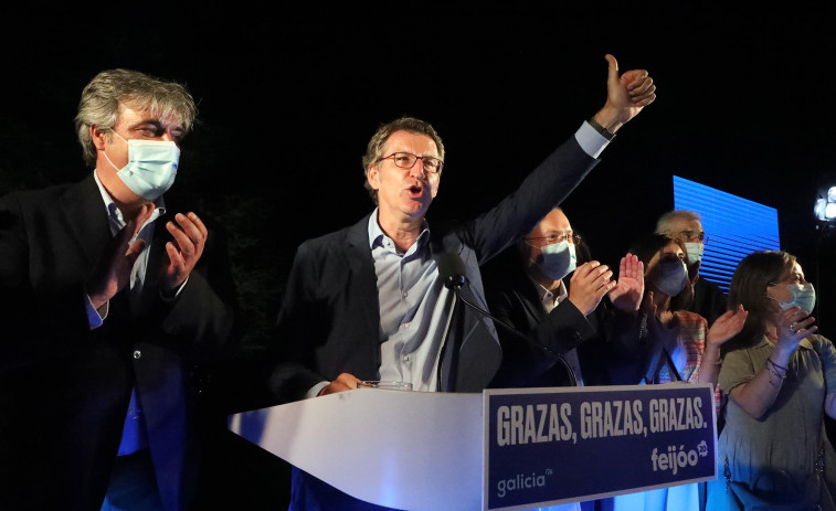Feijóo celebra su victoria prometiendo moderación y un plan para sacar a Galicia de la crisis