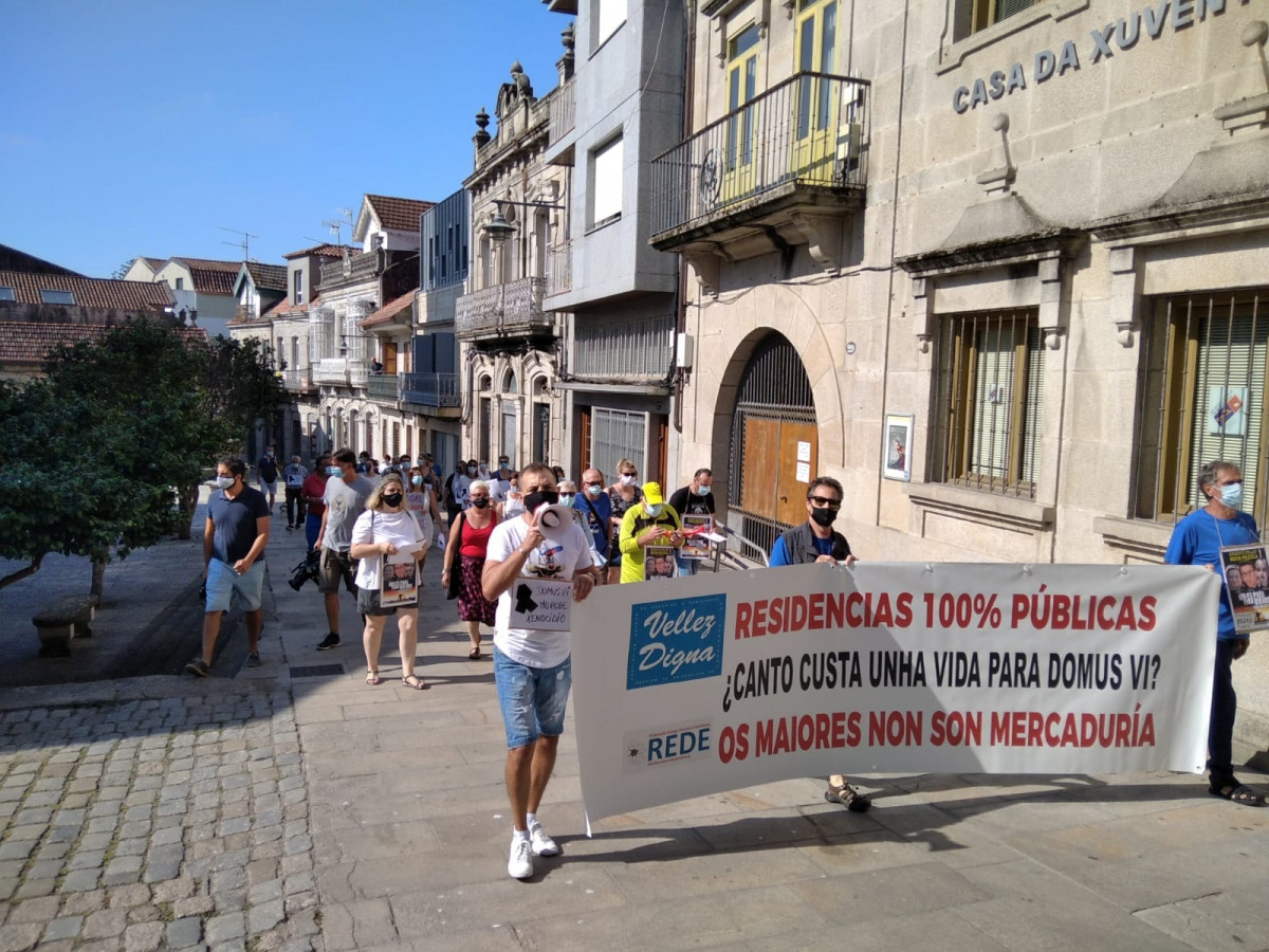 Medio centenar de personas marchan por el centro de Cangas (Pontevedra) para pedir 