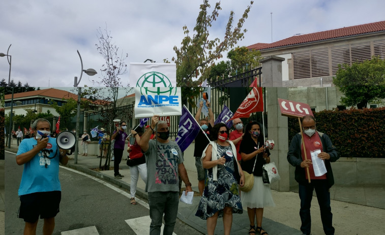 Cacerolada y cordón a la Xunta de los docentes, que protestan por el protocolo del coronavirus para el curso 20/21