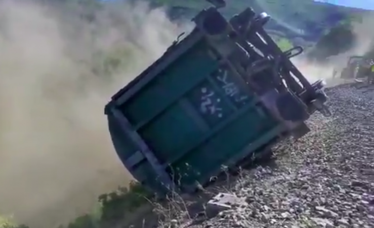 Vídeos: Así tiró ADIF unos vagones de tren al cauce del Río Sil que descarrilaron Carballeda de Valdeorras