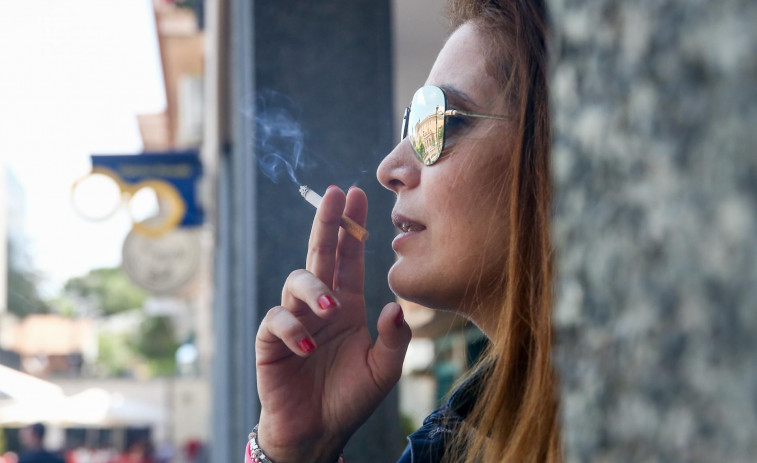 Así es la polémica prohibición de fumar al aire libre sin distancia de seguridad establecida en Galicia contra el coronavirus