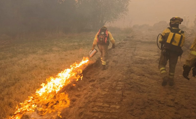 Ourense arde por enésima vez (vídeos): 11 incendios calcinan casi 7.000 hectáreas y amenazan casas en varios ayuntamientos