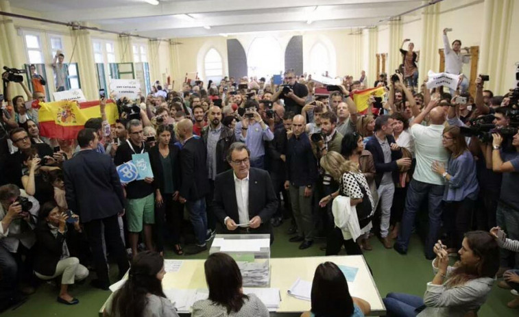 Las colas en los colegios electorales catalanes auguran una alta participación