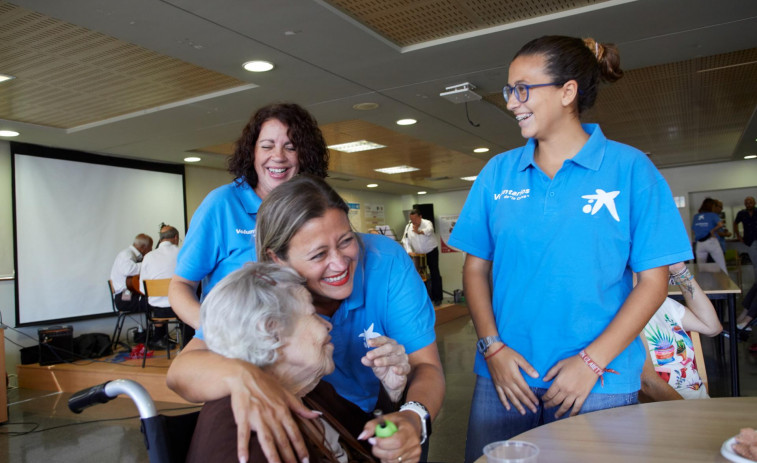 Docenas de mayores gallegos disfrutan de compañía gracias a los voluntarios de Caixabank