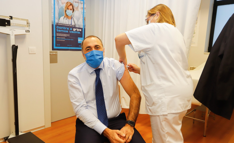 Vacuna contra una gripe que llega antes: mayores de 60, personas de riesgo y trabajadores esenciales pueden recibirla ya