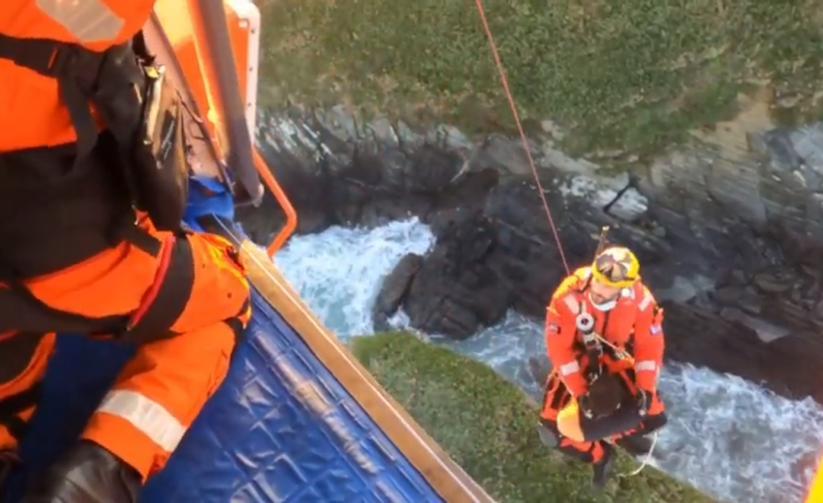 (VÍDEO) Así fue el arriesgado rescate a tres surfistas atrapados entre las rocas en Valdoviño