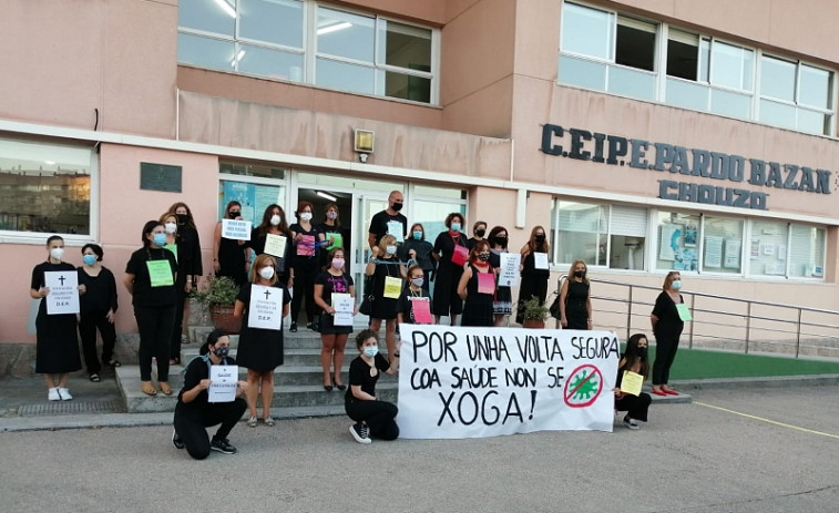 Protesta frente a la Xunta por la reducción de cientos de profesores respecto al año pasado