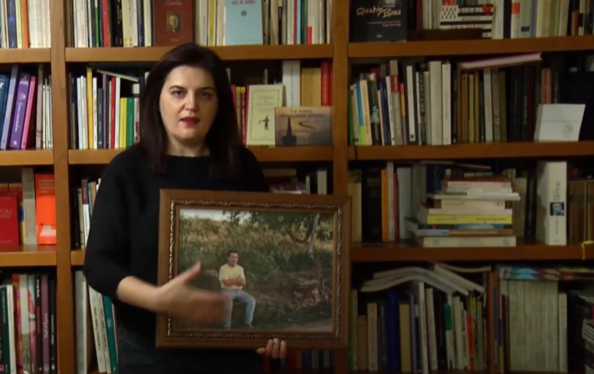Olga Novo con el retrato de su padre en una imagen de la Deputaciu00f3n de Lugo