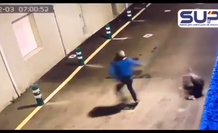 ​(VÍDEO) Así salvó la vida un policía nacional en O Carballiño cuando le atacaron con un cuchillo en plena calle