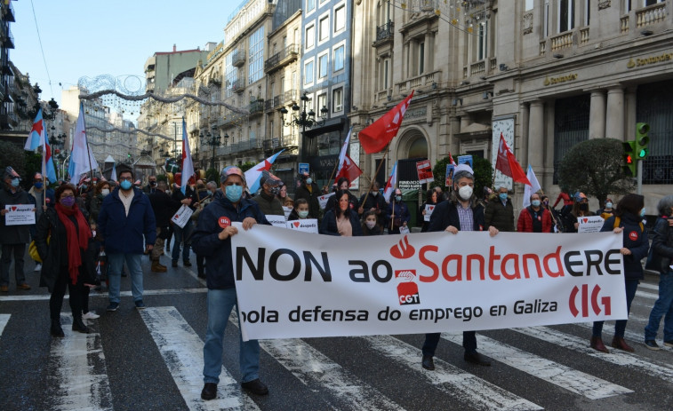 Empleados del Santander protestan en las calles de A Coruña y Vigo por el ERE de la entidad