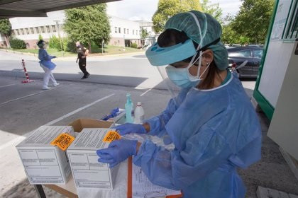 Una sanitaria prepara pruebas PCR en Monforte de Lemos (Lugo)