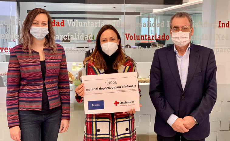 ​Viaqua y Cruz Roja dotan de material deportivo a los niños y niñas de Compostela con menos recursos