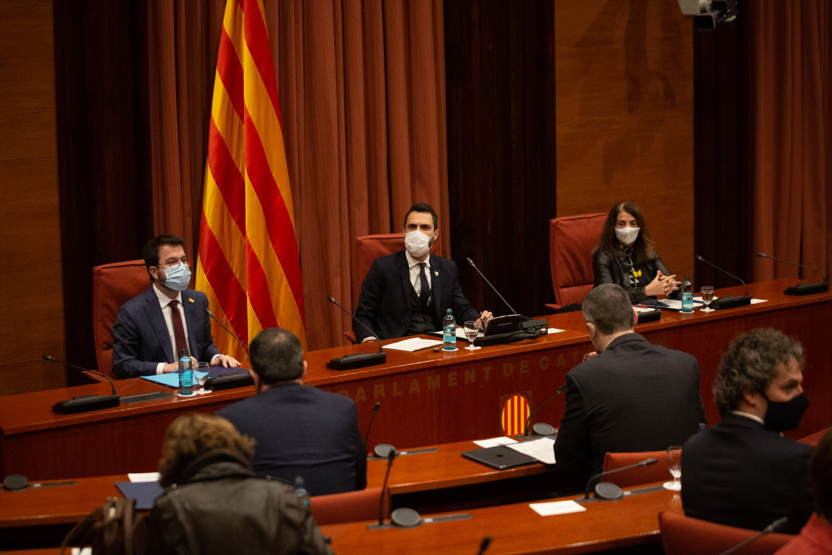(I-D) El vicepresidente de la Generalitat, Pere Aragonès; el presidente del Parlament, Roger Torrent, y la consellera Meritxell Budó, durante la reunión de la mesa de partidos para decidir si posponer las elecciones catalanas.