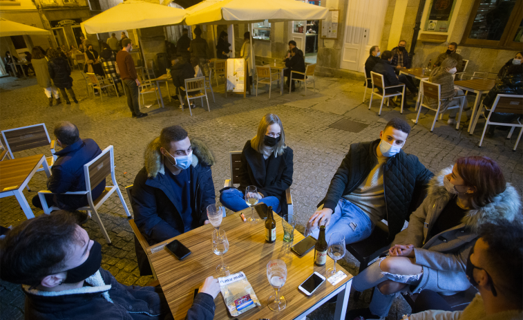 Una parte de la hostelería de Galicia podrá reabrir en cuestión de días, promete el presidente