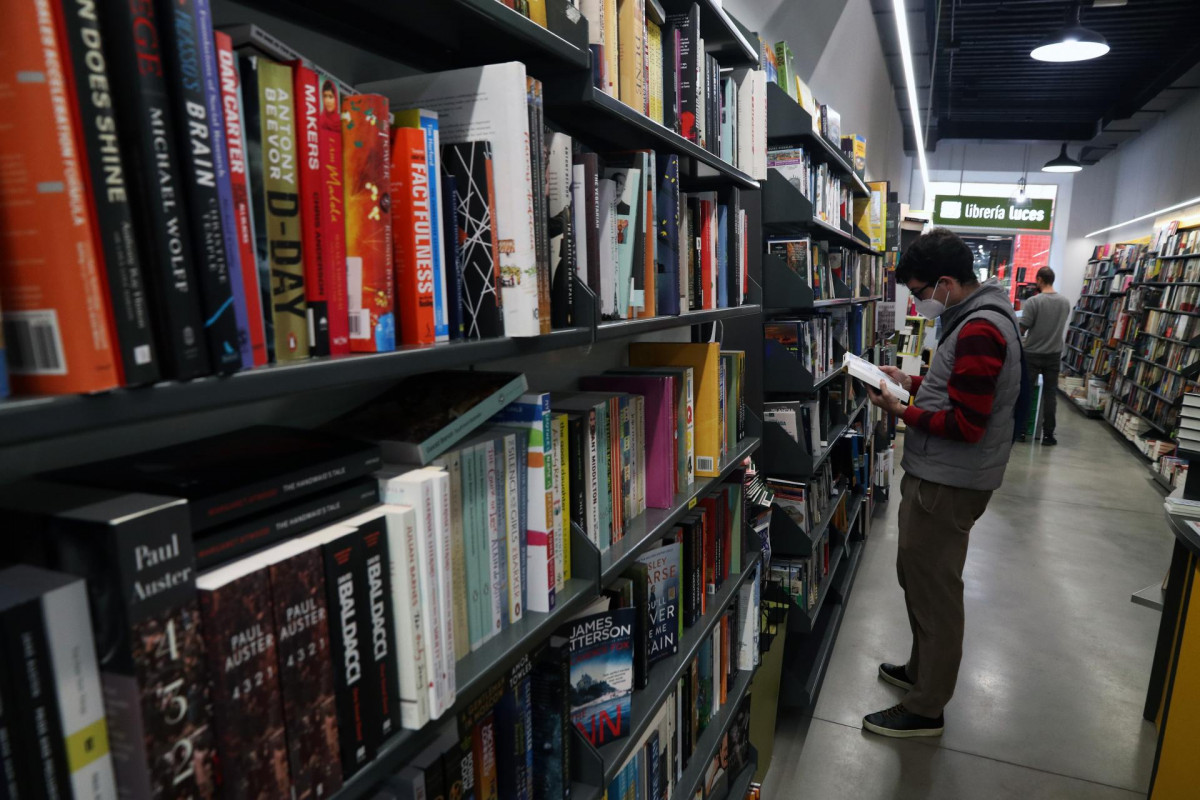 Varias personas ojean libros en una librería de la capital de Málaga.