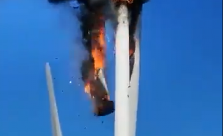 (VÍDEO) Espectacular incendio de un aerogenerador en el parque eólico de O Faro, entre Rodeiro y Chantada