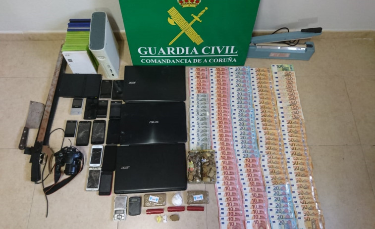 Guardia Civil desmantela un punto de venta de drogas en Fisterra que operaba cerca de dos colegios