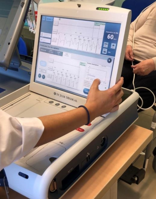 El Servicio de Cardiología de Ferrol consolida el seguimiento de pacientes con marcapasos en centros sociosanitarios para evitar desplazamientos al hospital.