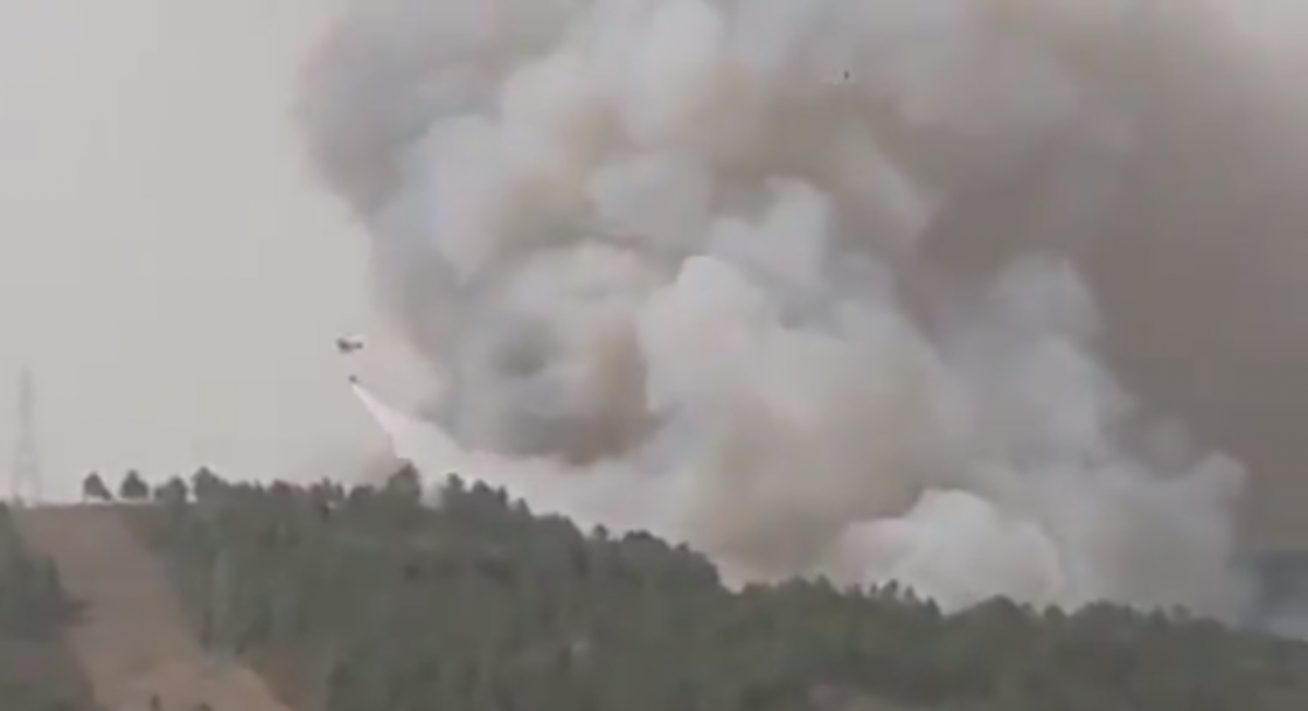Helicoptero trabajando en el incendio de Monforte en una captura de imagen del video del twitter de Furon53