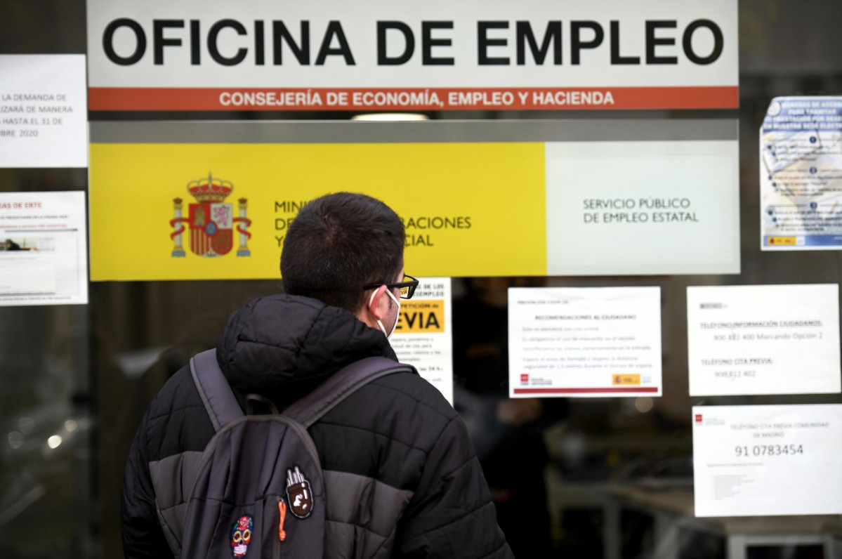 Archivo - Un hombre mira el cristal de una oficina de empleo, SEPE (antiguo INEM) horas después de conocer los datos del paro de noviembre, en Madrid (España), a 2 de diciembre de 2020. El número de parados registrados en las oficinas de los servicios púb
