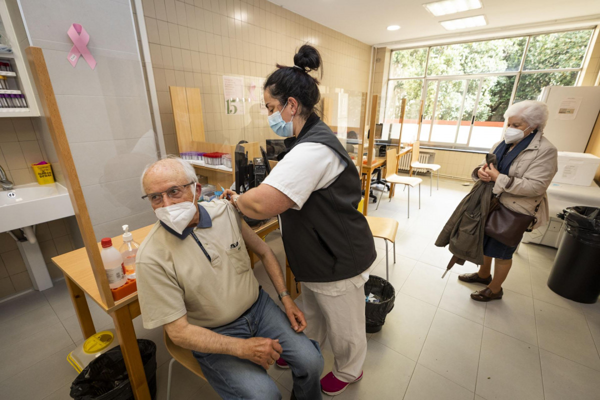 Una sanitaria vacuna a un hombre mayor de 80 años con la dosis de Pfizer en el ambulatorio Virgen Peregrina, en Pontevedra, Galicia (España), a 1 de abril de 2021. El Servicio Gallego de Salud (SERG