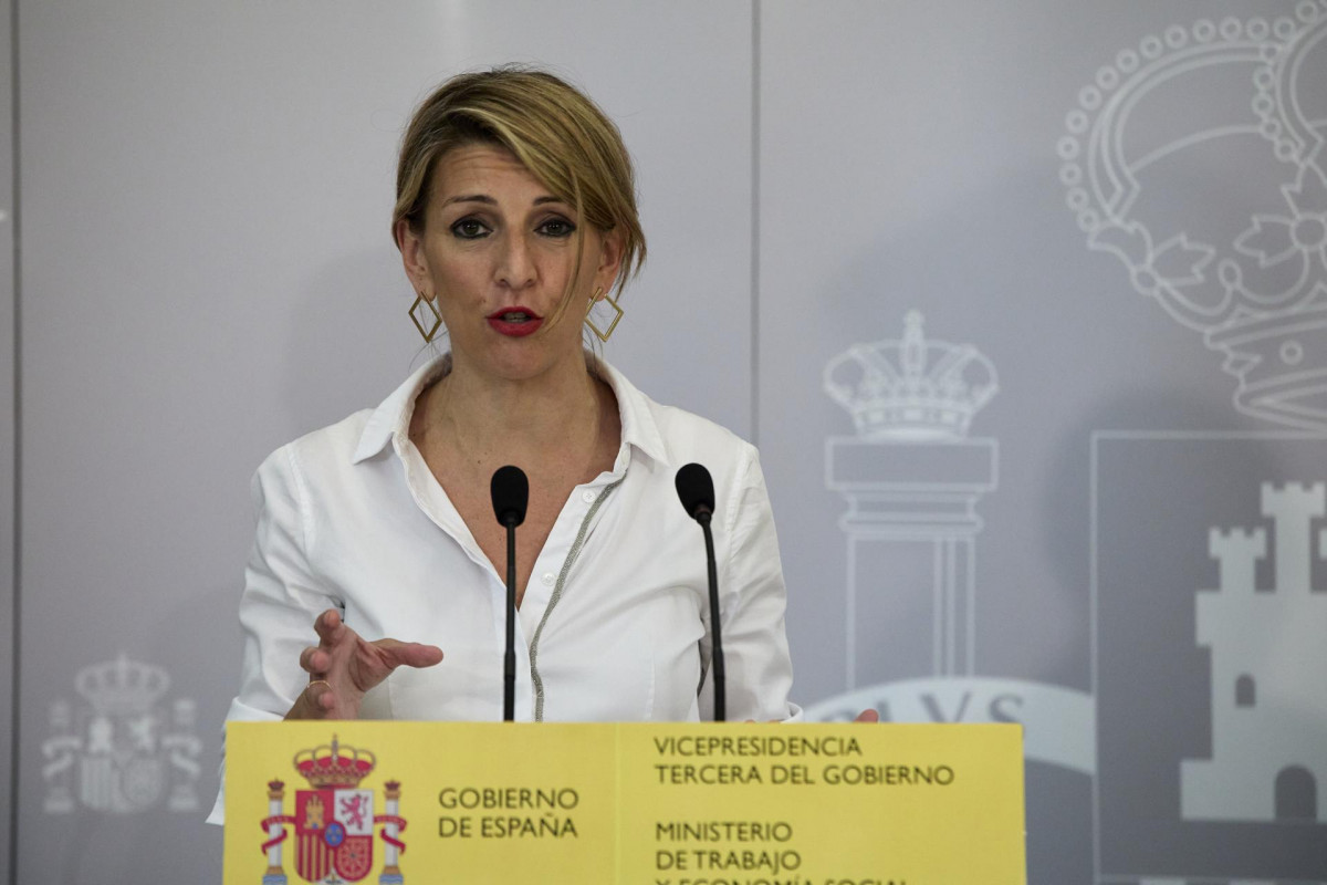 La vicepresidenta tercera del Gobierno y ministra de Trabajo y Economía Social, Yolanda Díaz, interviene en una rueda de prensa, a 28 de abril de 2021, en la Sede del Ministerio, en Madrid, (España