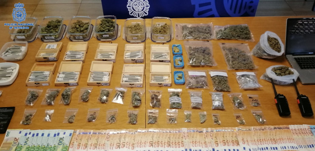 Efectos intervenidos por la Policía Nacional con una asociación cannábica usada como tapadera para la venta de marihuana y hachís desmantelada en Santiago.