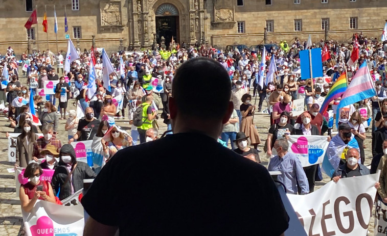 El Obradoiro lleno con distancia social para defender el derecho a vivir en gallego